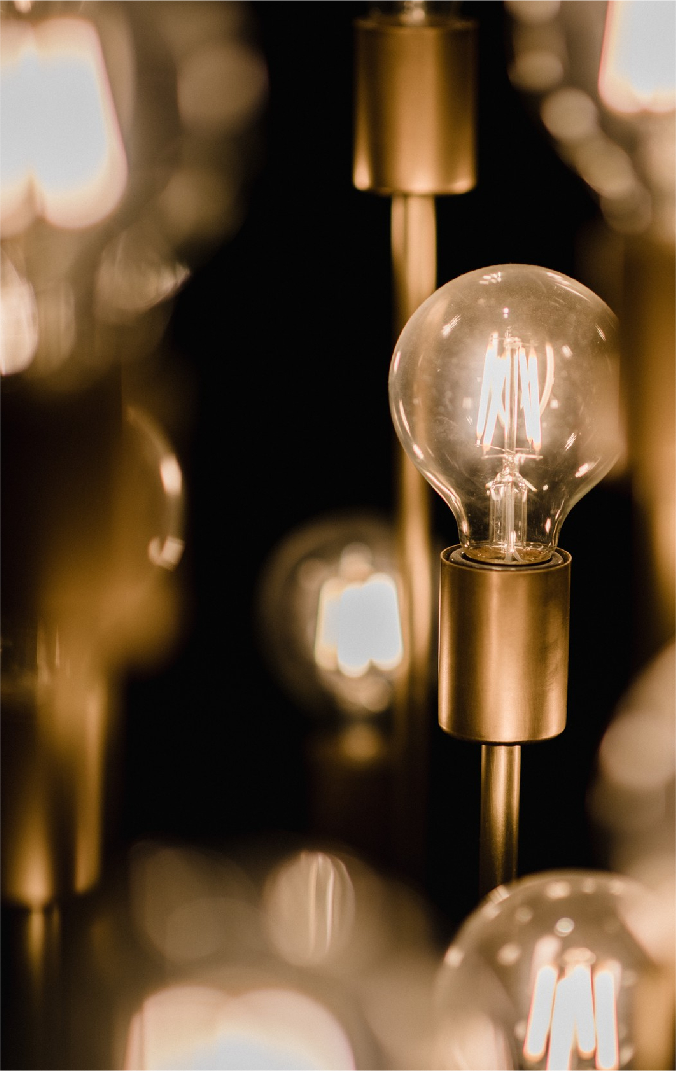 複数の電球が灯る様子