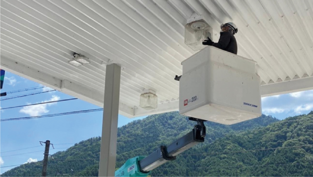 高所作業車を使用した電気設備工事